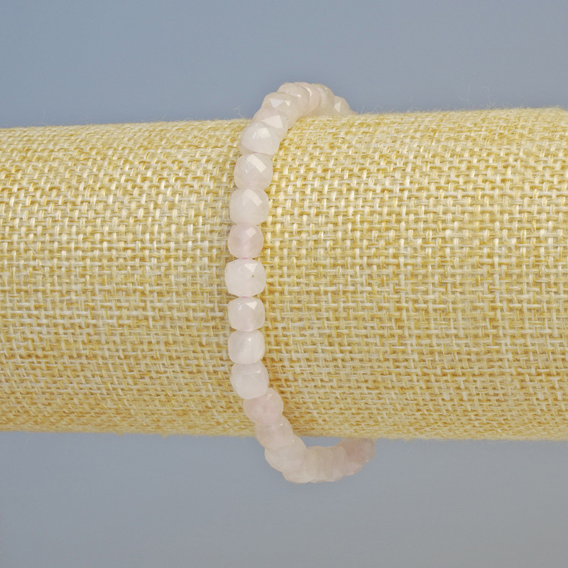 Náramek z růžového křemene, broušené kubíky, průměr cca 5,5 mm, délka 18 cm, elastická šňůrka