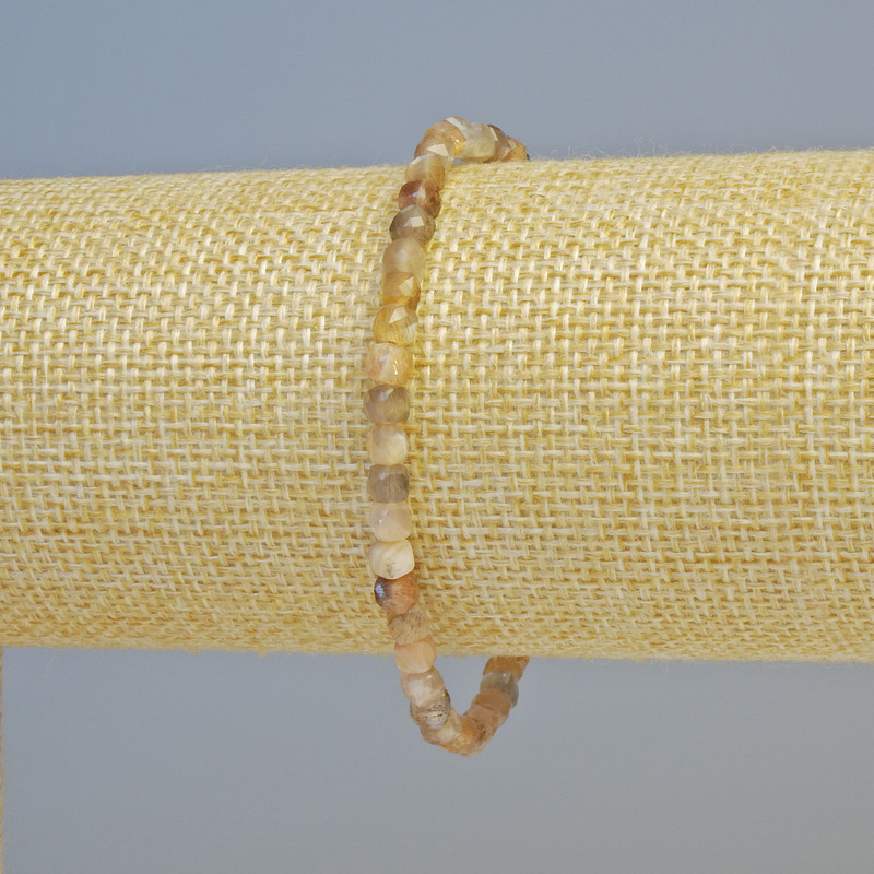 Náramek ze selenitu, brusované kostky o průměru cca 4 mm, elastický (stretch), délka 18 cm+