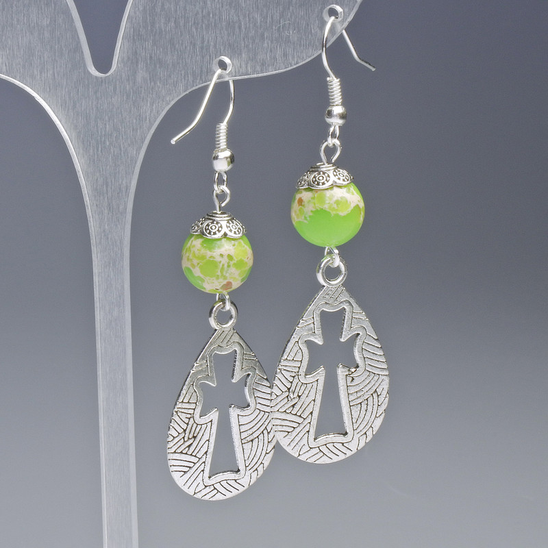 Сережки Варисцит салатовий (прес. ) гладка кулька, діаметр 10мм, 19, 5х31мм+-, довжина 63мм+-з металевими вставками