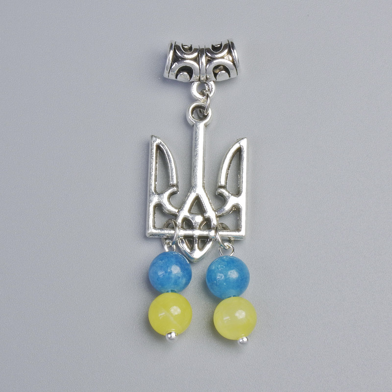 Přívěsek «Erb», průměr 15 mm ± se korálky citrínu a akvamarínu, průměr 6,5 mm ±, délka 49 mm ±, stříbrný odstín kovu