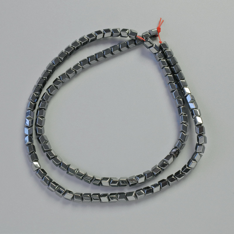 Hematitové korálky šestiúhelníkové se zig-zag vzorem, černé, průměr 3,5×3,5 mm, délka cca 40 cm