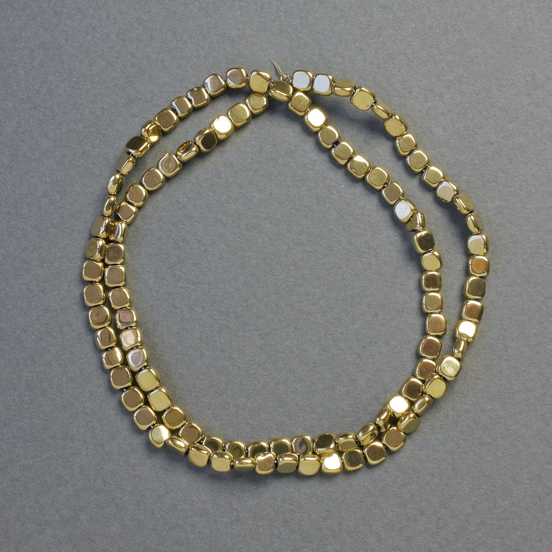 Hematitové korálky čtvercového tvaru zlaté barvy, rozměr 4×4×2 mm, délka 40 cm – šňůra