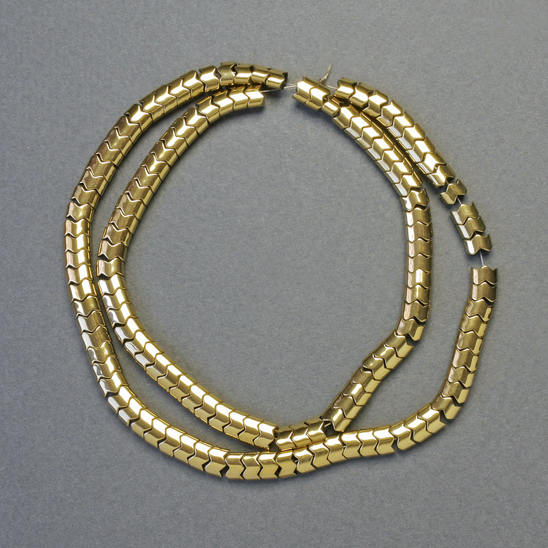 Hematitové korálky hadovitého tvaru – vlnitého vzoru (zlatá barva), průměr 5×4×3 mm, délka 41 cm – šňůra