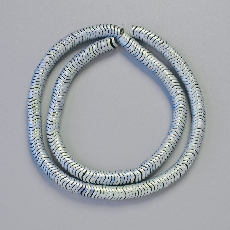 Hematit rondelové korálky se vlnitou povrchovou úpravou, duhově modrá matná, průměr 6×1 mm, délka cca 42 cm – navlečené
