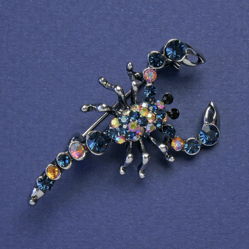 Brož Štír se štrasami – modrá a benzínová, stříbrný kov, 47×25 mm