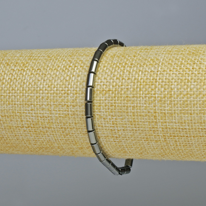 Náramek z černého hematitu cylindrického tvaru