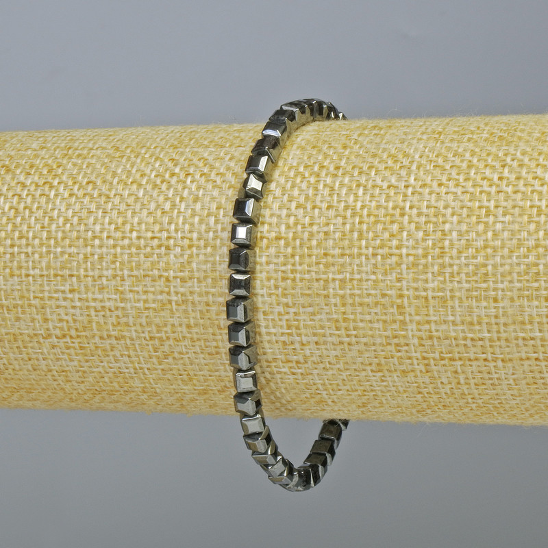 Náramek z hematitu – kostky, tmavé stříbro, rozměr 4×4 mm, délka 18 cm ± (elastický)