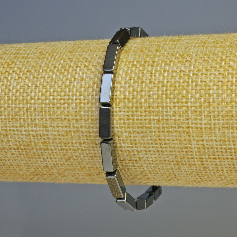 Náramek z hematitu obdélníkového tvaru, černé barvy, rozměry 10×4 mm, délka 18 cm, elastický