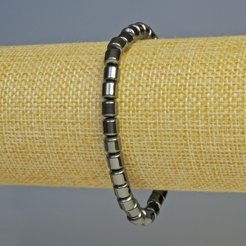 Náramek z černého hematitu cylindrického tvaru