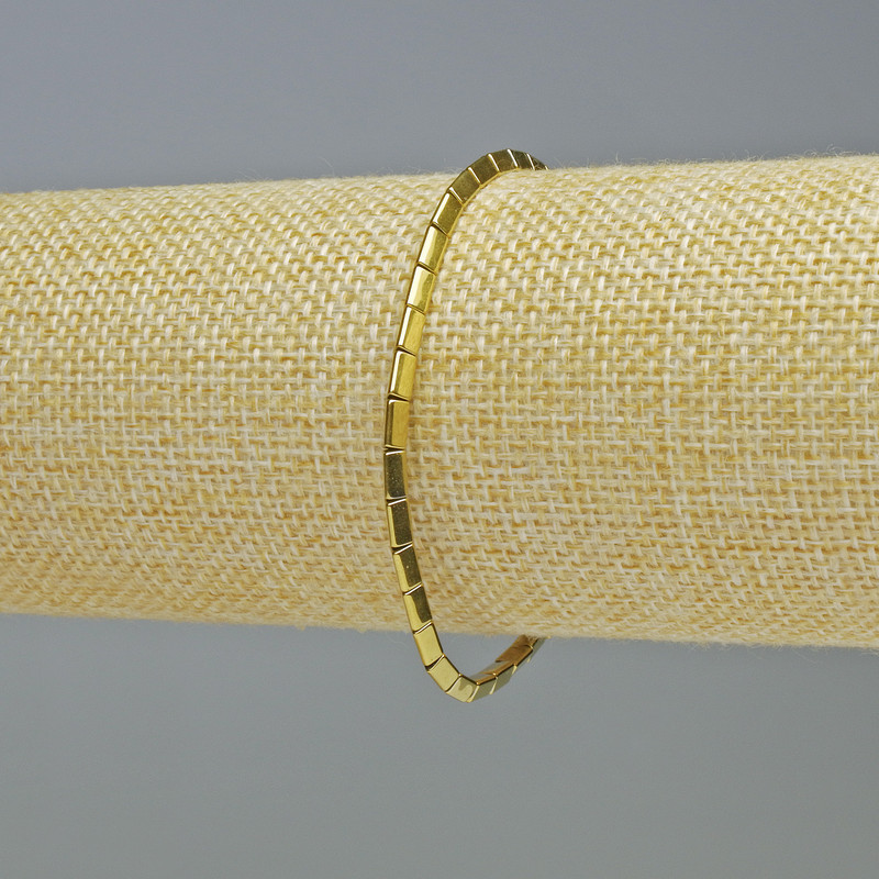 Náramek z hematitu ve tvaru trojúhelníků zlaté barvy, průměr 5×2 mm, délka 18 cm, elastický