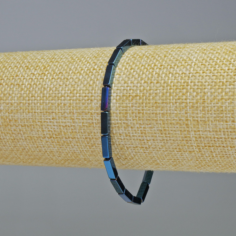 Náramek z hematitu ve tvaru obdélníků, modrá barva, rozměry prvků 9×3 mm, délka cca 18 cm, na pružné bázi