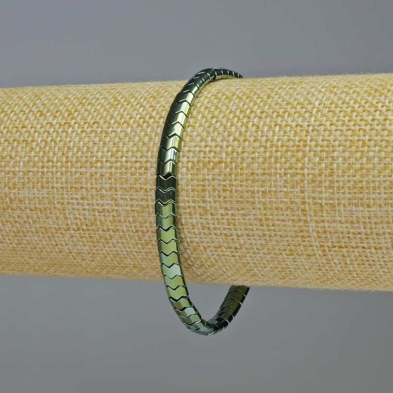 Náramek z hematitu hadí vzor zigzagový, vícebarevný zelený, průměr 5×4×3 mm, délka 18 cm, elastický