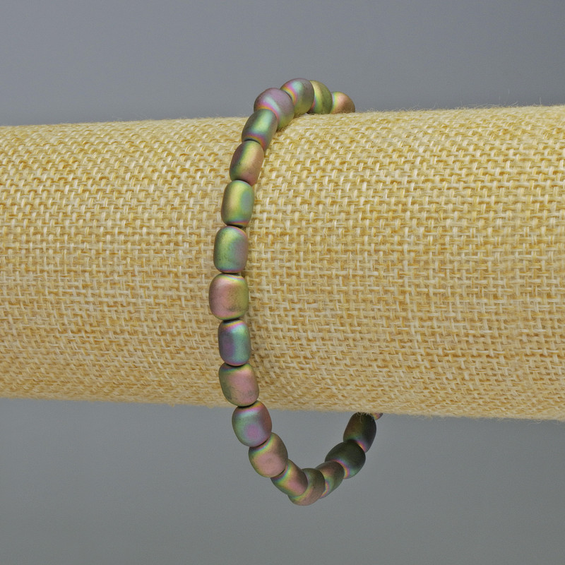 Náramek z hematitu – oválné korálky, matný duhový odstín, průměr 7×7 mm, délka 18 cm, elastické provedení