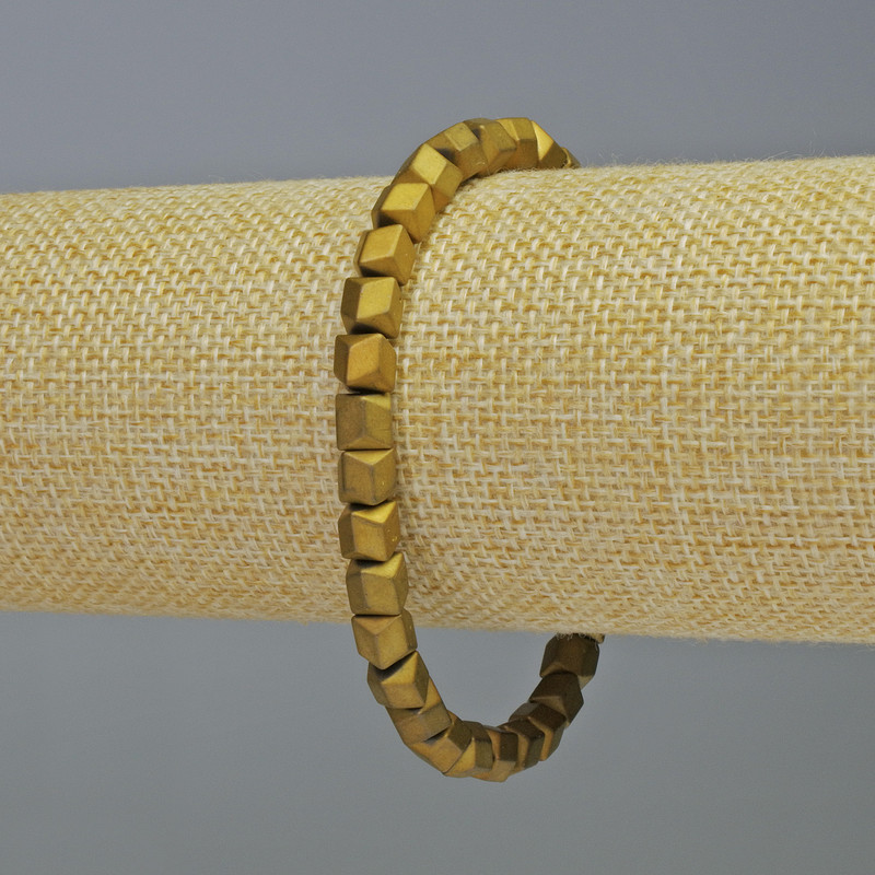 Náramek z hematitu ve tvaru šestiúhelníků se zigzag vzorem, matné zlaté barvy, průměr 6×6 mm, délka 18 cm, pružný