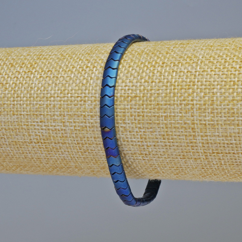 Náramek z hematitu hadí zig-zag, matně modrá, průměr 5×4×3 mm, délka 18 cm, elastický