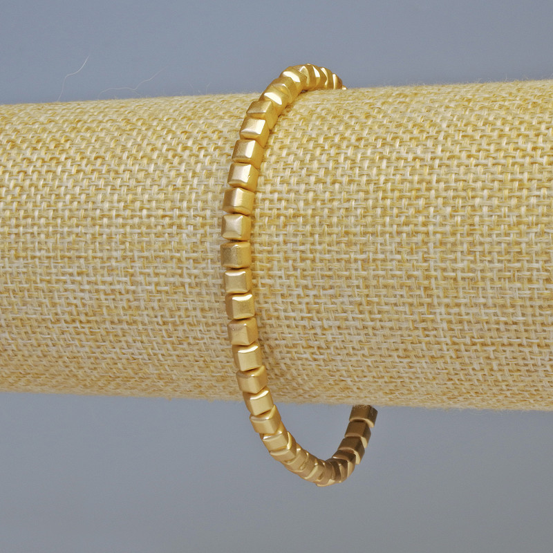 Náramek z hematitu ve tvaru kostek, barva matového zlata, průměr 4×4 mm, délka 18 cm, elastická guma