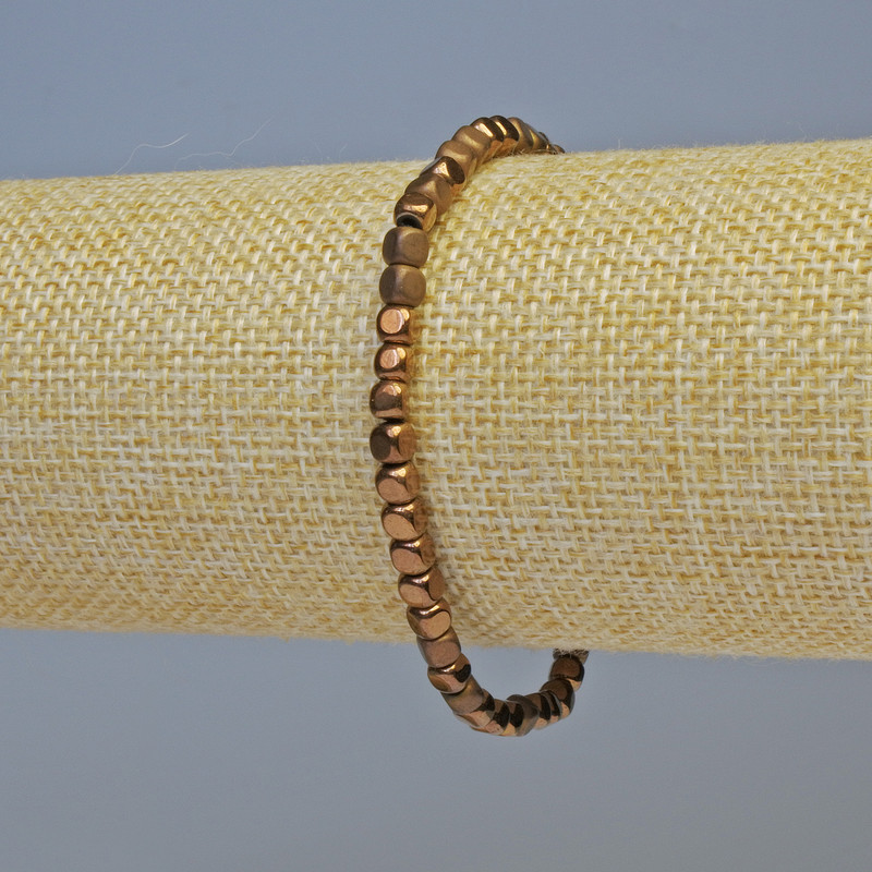Náramek z hematitu – kubické korálky, měděná barva, matný a lesklý, průměr 4×4 mm, délka 18 cm, elastický