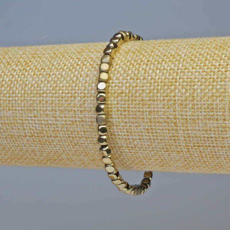 Náramek z hematitu ve tvaru kostek, bronzová barva, matný a lesklý, průměr 4×4 mm, délka 18 cm, na pružné šňůře