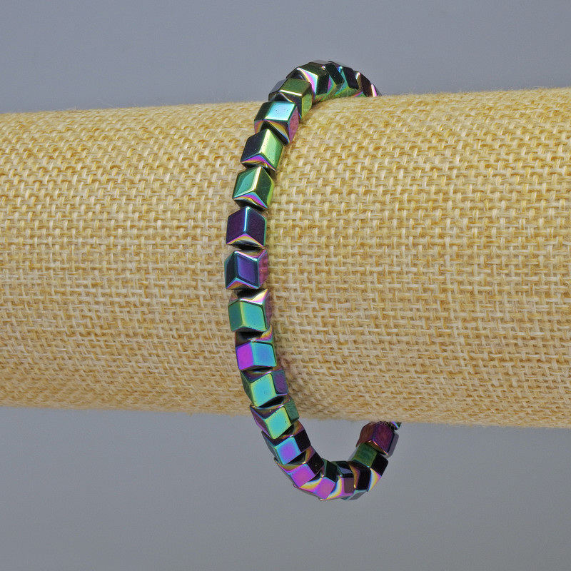 Náramek z hematitu ve tvaru šestiúhelníků «zigzag», vícebarevný, průměr 6×6 mm ±, délka 18 cm ±, elastický