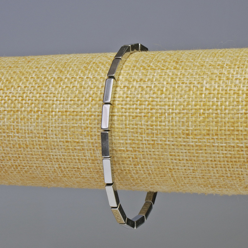 Náramek z hematitu obdélníkového tvaru, barva stříbrná, rozměr 9×3 mm, délka 18 cm, elastický