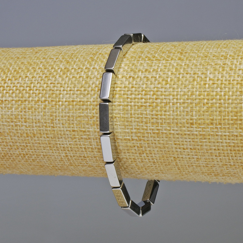 Náramek z hematitu obdélníkového tvaru, barva stříbrná, rozměr 10×4 mm, délka 18 cm, elastický