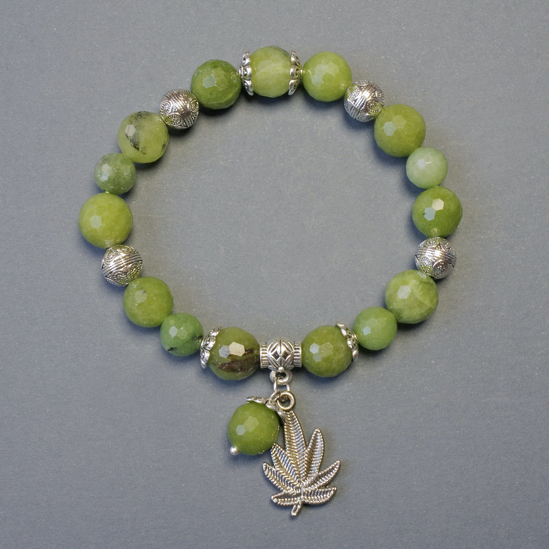 Náramek z jadeitu s broušenými kuličkami, průměr 8–10 mm, délka 18 cm, pružný