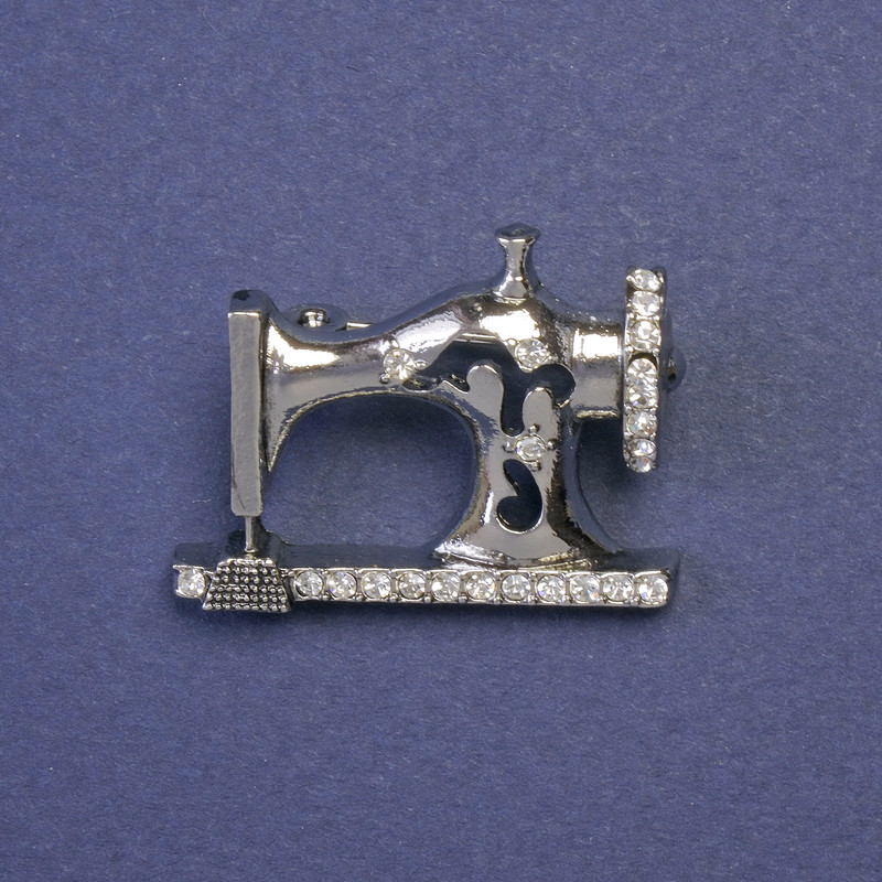 Brožka šicí stroj se bílými krystaly, barva kovu: stříbro, 21×29 mm+