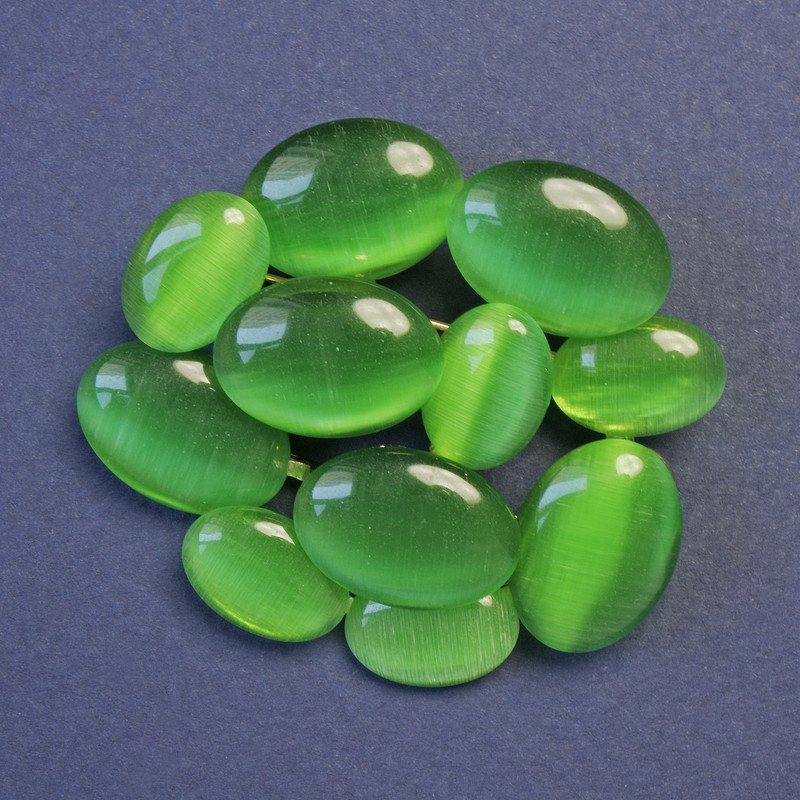 Brož se zeleným kamenem Kočičí oko (syntetický) 45×50 mm ± zlatavý kov