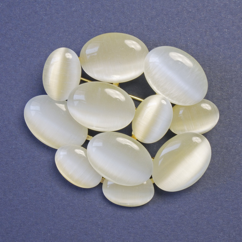 Brož s kamenem béžového kočičího oka (syntetický) 45 × 50 mm – zlatý kov