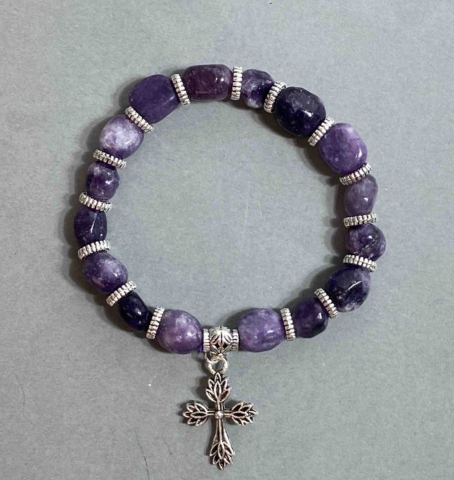 Náramek z lepidolitu, facetovaný, přírodní kámen, korálky o rozměru 9×11 mm, délka cca 18 cm, elastická šňůra