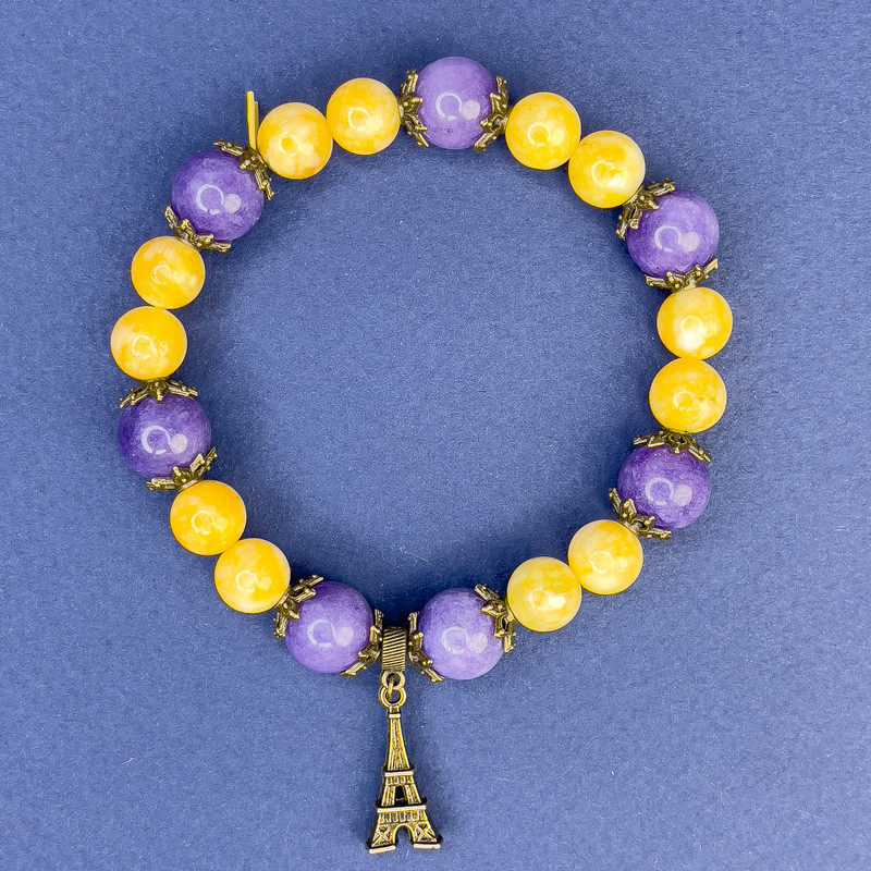 Náramek z jadeitu a sugilititu, hladké kuličky o průměru 8,5 mm ± a 10,5 mm ±, délka 18 cm ±, na elastické šňůře