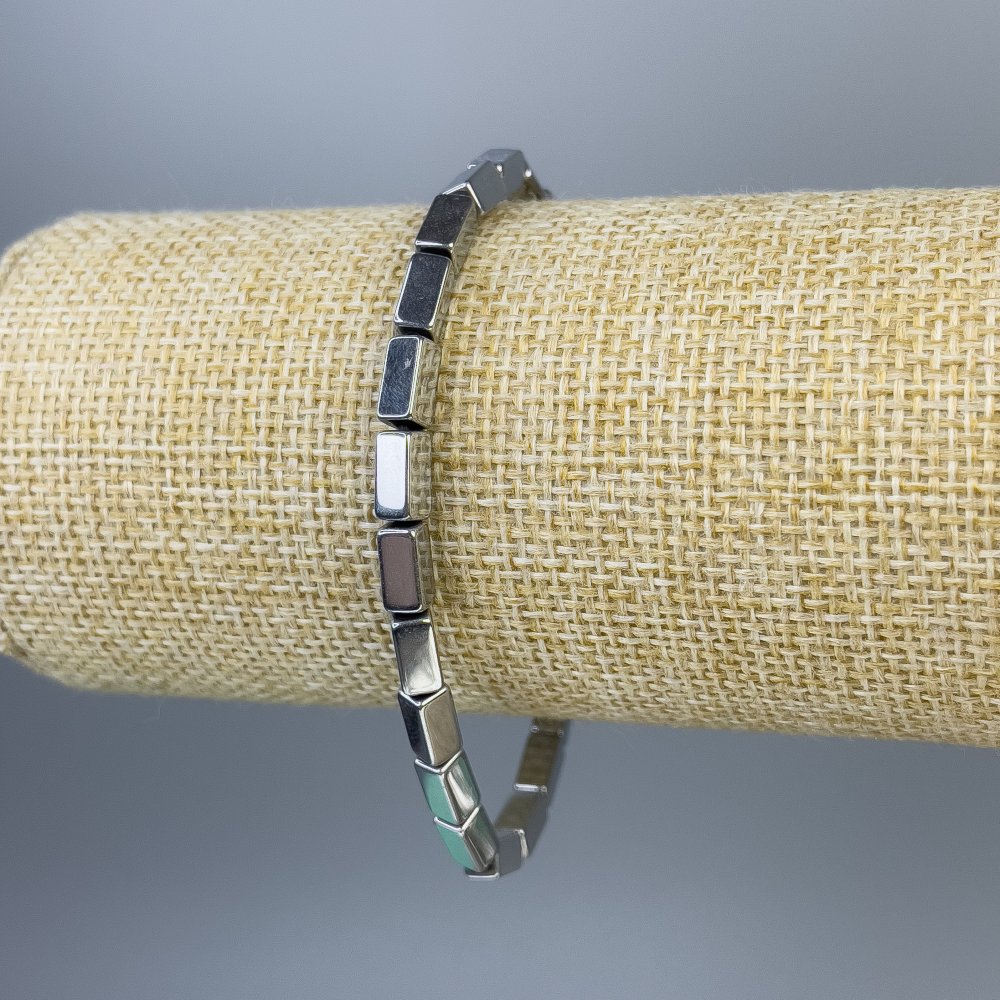 Náramek z hematitu, pravoúhlý, stříbrná barva, rozměr 8×4 mm, délka 18 cm ± elastický