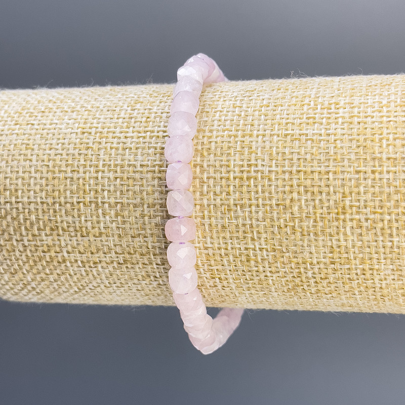 Náramek z kunzitu, brusované kostky, průměr cca 6 mm, délka 18 cm, elastická šňůrka