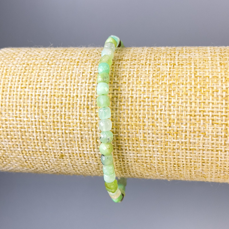 Náramek z chrysoprasu, broušené kostky, průměr 4×4 mm, délka 18 cm, elastický