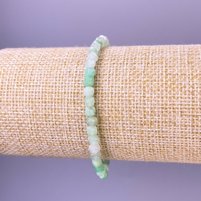 Náramek ze smaragdu, kubíky s fazetami, průměr 4 × 4 mm, délka 18 cm, elastický