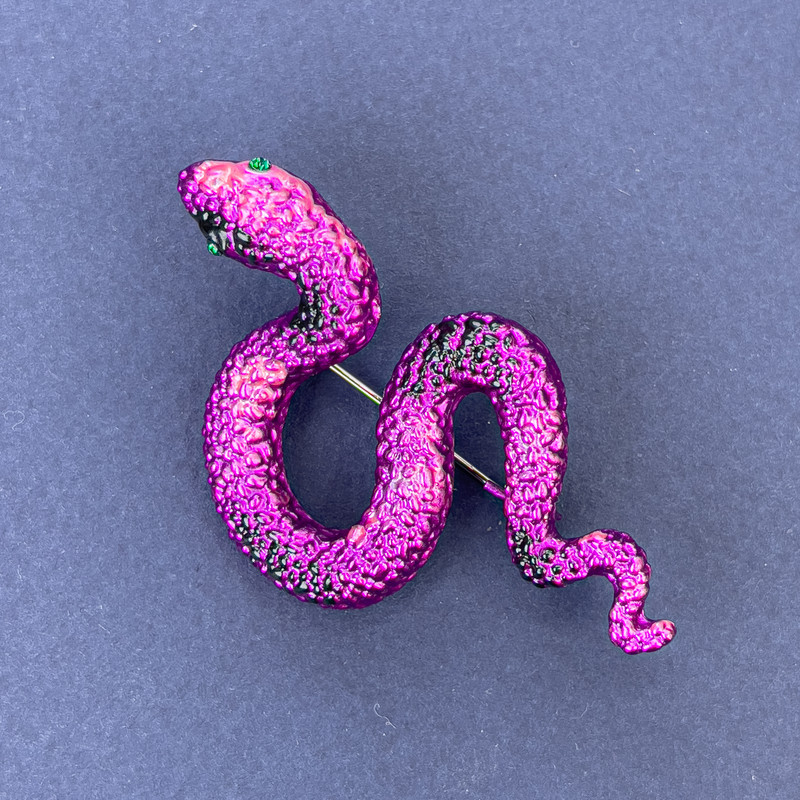 Брошка кулон Змія рожева емаль з зеленими стразами сріблястистий метал 53х30мм +