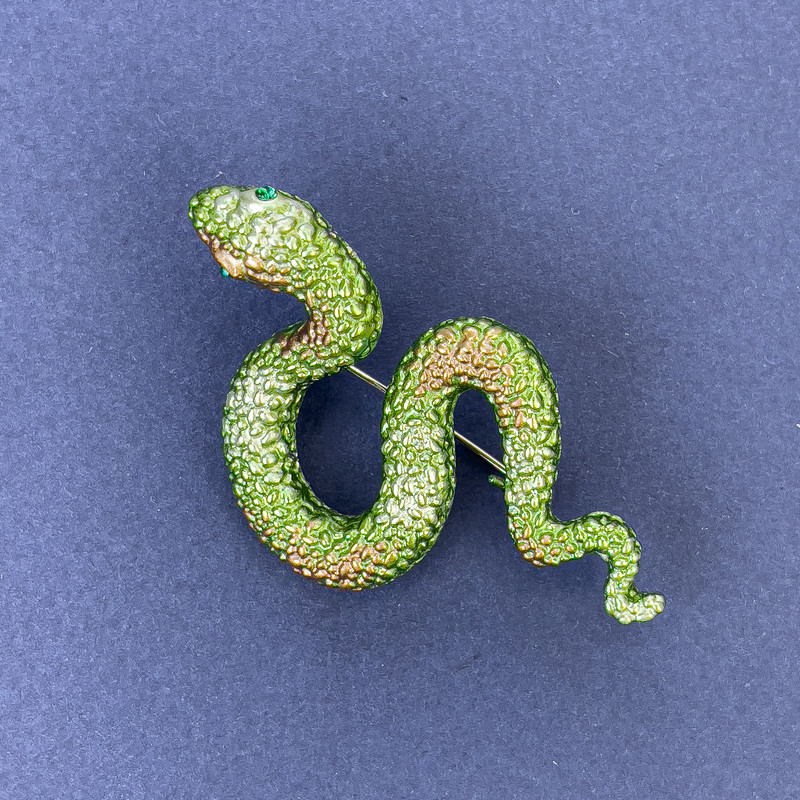 Brožka-přívěšek Had, světle zelená smaltovaná se zelenými štrasami, stříbrný kov 30×55 mm +