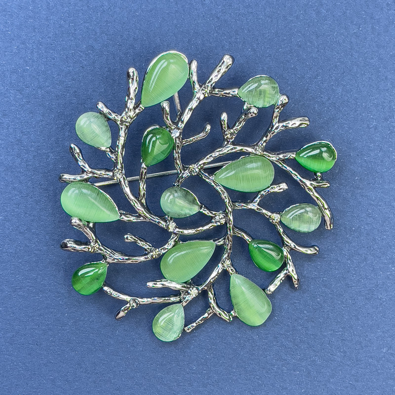 Brožka-kulon „Větvičky“ se zeleným kočičím okem