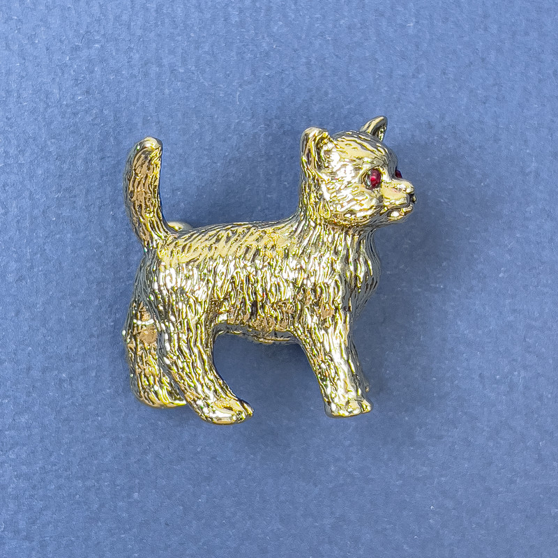 Brož Kočka s červenými štrasovými kamínky a zlatistým kovem, 27×28 mm+