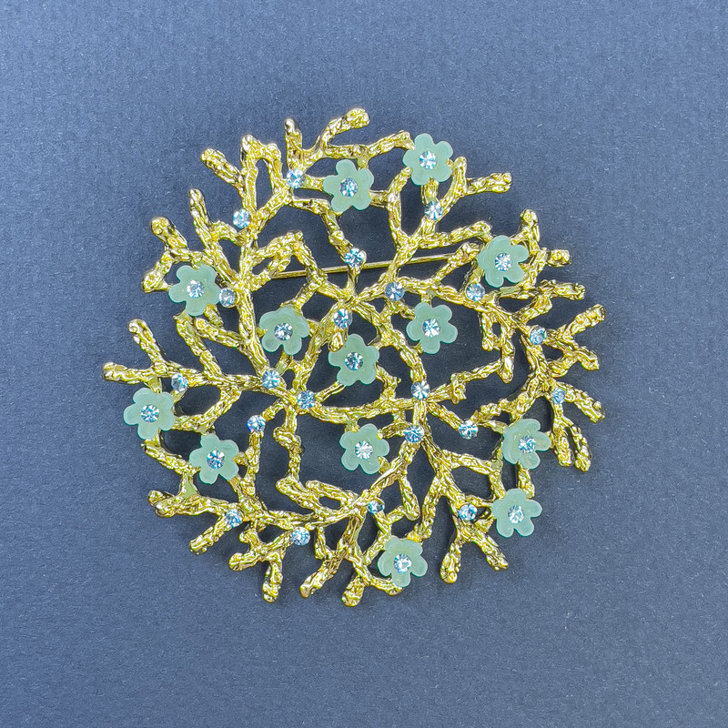 Brož s přívěskem – větvička s modrými květy a modrými krystaly, zlatistý kov, průměr cca 60 mm