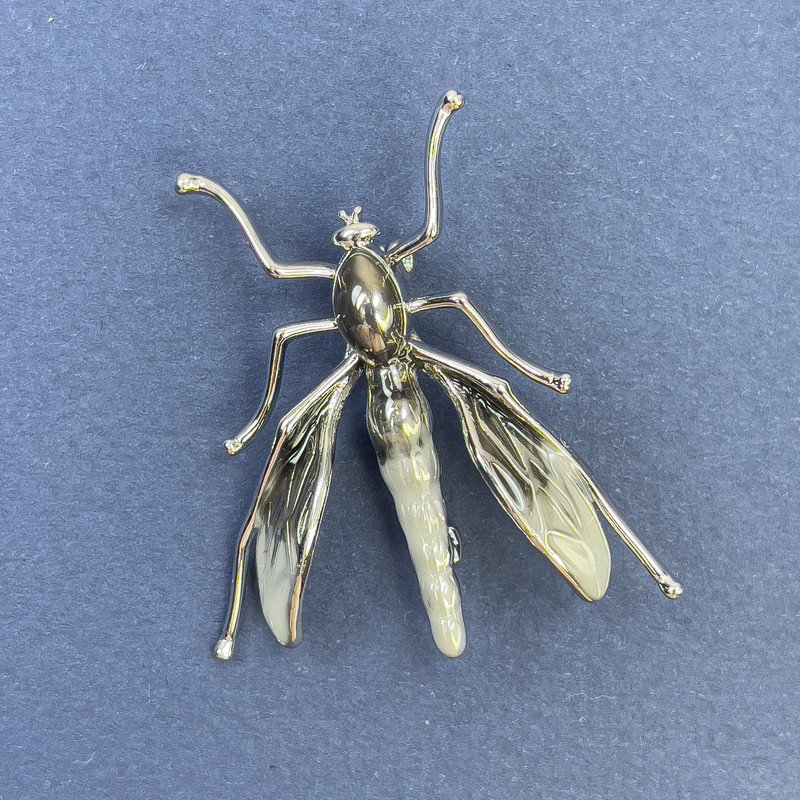 Brož «Hmyz», barva stříbřitě šedá, kov stříbrný, průměr 39 mm ±, délka 42 mm ±