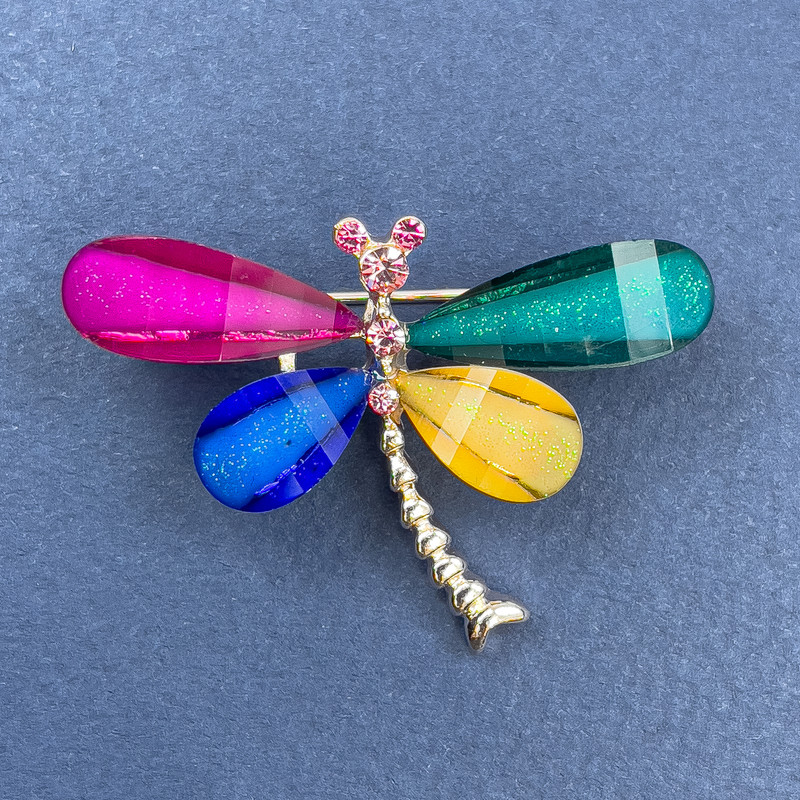 Brož Motýl s bílými a růžovými krystaly, vícebarevný zlatistý kov, průměr cca 40 mm, délka cca 30 mm