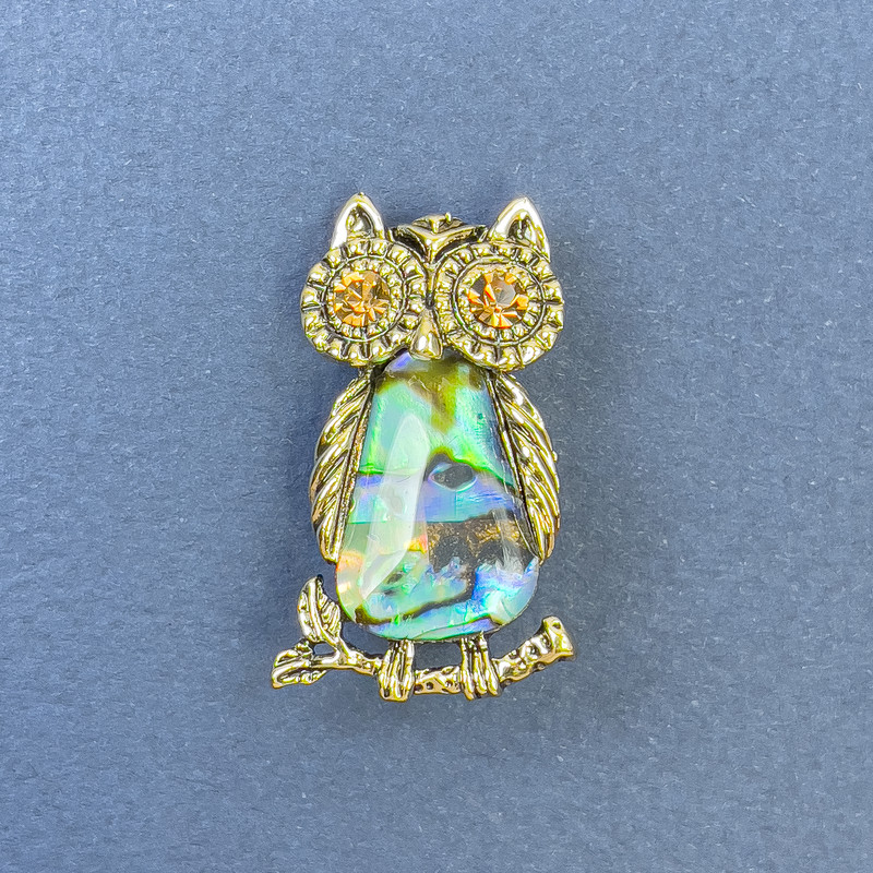 Brožka-přívěšek Sova s perleťou z haliotisu, žluté štrasové kamínky, zlatistý kov, průměr cca 18 mm, délka cca 31 mm
