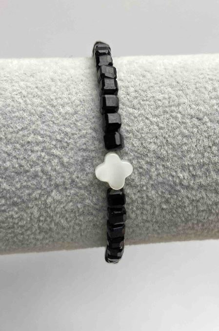 Náramek z turmalínu s brusovanými kubíky, průměr 4×4 mm, ± s perleťovou vložkou, délka 18–23 cm, s prodlužovacím řetízkem