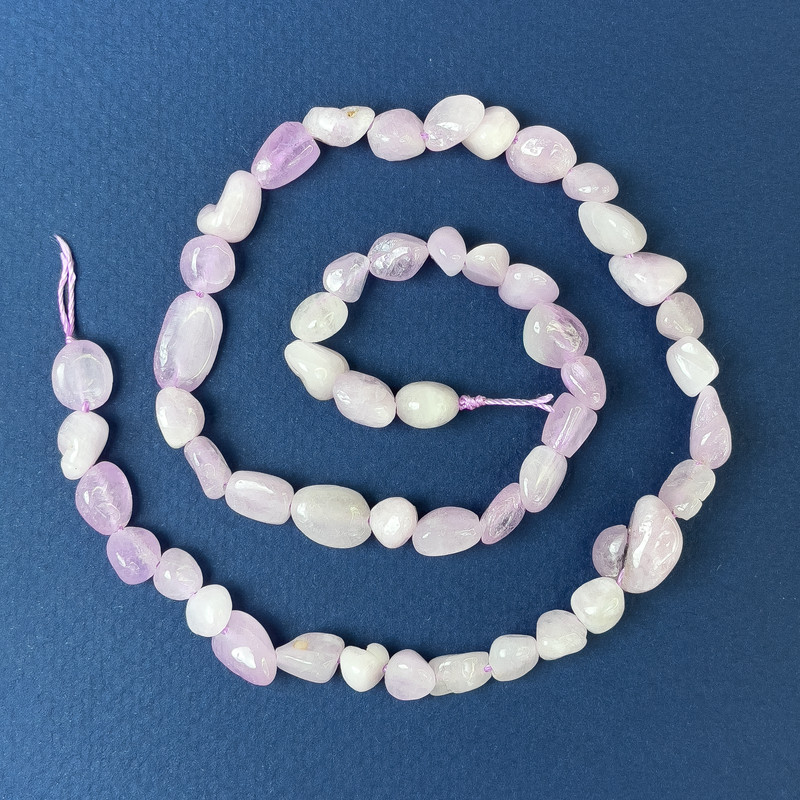 Kunzit galetové korálky na niti 6–12×5–7 mm ±, délka 39 cm+