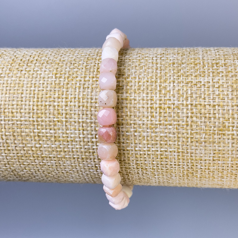 Náramek z opálu, broušené kubické korálky, průměr 5 mm, délka 18 cm, elastický