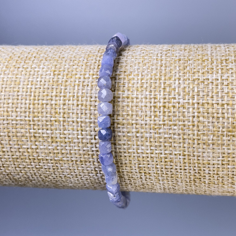 Náramek z broušených safírových kubických korálků, průměr 4 mm, délka 18 cm, elastický