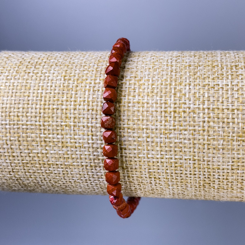 Náramek z červeného jaspisu s hranovanými kubíkovými korálkami, průměr cca 5 mm, délka cca 18 cm, pružný