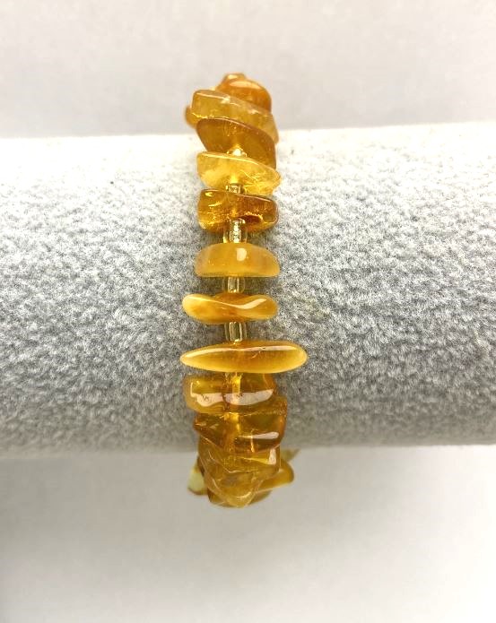 Náramek z jantarových drobků, průměr 9–12×2–4 mm, s rokajlem, délka 18 cm, elastický