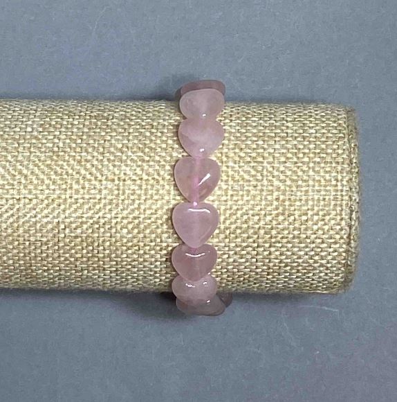 Náramek z růžového křemene ve tvaru srdce, průměr cca 12×12 mm, délka 18 cm, elastický